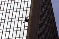 French 'spider-man' climbs 31-story tower