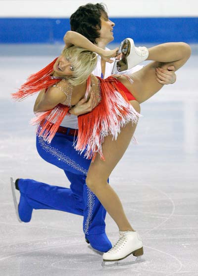 Russia's Oksana Domnina (front) and Maxim Shabalin perform their original ice dance at the World Figure Skating Championships in Calgary March 23, 2006. 