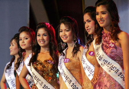 Contestants pose during the Cambodian beauty contest, which roughly translates as 2006 Beautiful Boy and Girl contest, in Phnom Penh September 14, 2006.