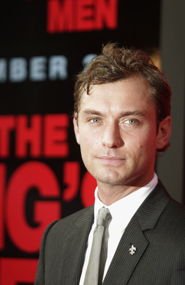 British actor Jude Law arrives for the premiere of "All the King's Men" in New Orleans, Louisiana September 16, 2006.