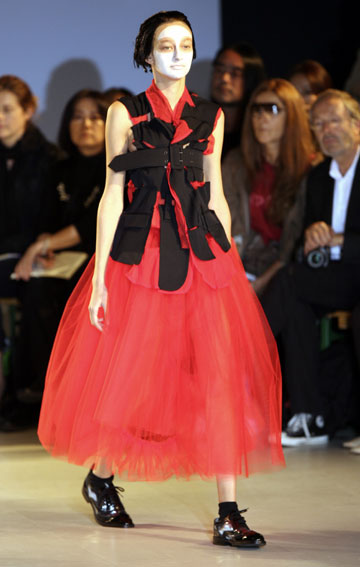 A model presents this creation during Spring/Summer 2007 ready-to-wear fashion collection in Paris....