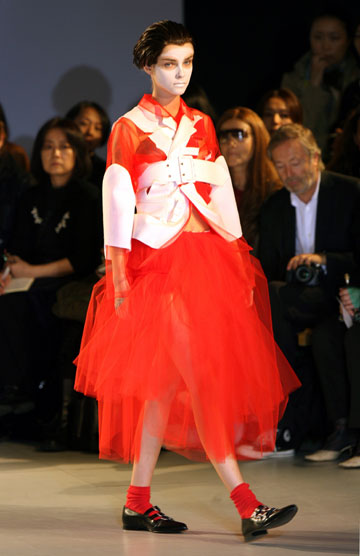 A model presents this creation during Spring/Summer 2007 ready-to-wear fashion collection in Paris....