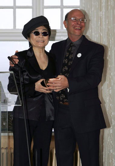 Yoko Ono, the widow of Beatle John Lennon, presents the LennonOno Grant For Peace award to Michael Ratner (R) of the Center for Constitutional Rights at Hofdi House in Reykjavik, Iceland October 9, 2006.