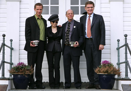 Yoko Ono, the widow of Beatle John Lennon, poses with Reykjavik Mayor Viljalmur Viljalmsson (R) and recipients of the LennonOno Grant For Peace award Dan Sermand (L) of Doctors Without Borders and Michael Ratner (2nd R) of the Center for Constitutional Rights at Hofdi House in Reykjavik, Iceland October 9, 2006.