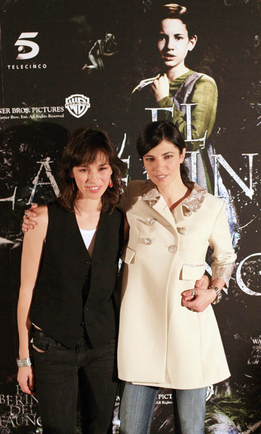 Spanish actresses Ariadna Gil (L) and Maribel Verdu pose for the media during a photocall to promote their film "El Laberinto del Fauno", directed by Mexican director Guillermo del Toro, in Madrid October 10, 2006.