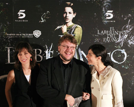 Spanish actresses Ariadna Gil (L) and Maribel Verdu pose with Mexican director Guillermo del Toro during a photocall to promote their film "El Laberinto del Fauno" in Madrid October 10, 2006.