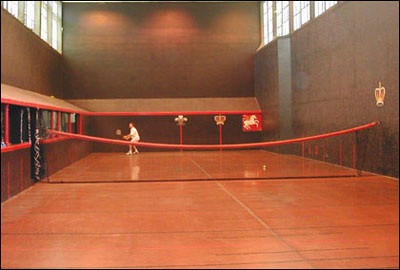 “real tennis”[室内网球，又称“纯网球”，现几乎被“law tennis”（草地网球）所取代]。
