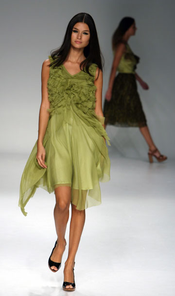 A model presents a creation by Portuguese designer Anabela Baldaque during the Spring/Summer 2007 Portugal fashion week in Porto October 26, 2006. 