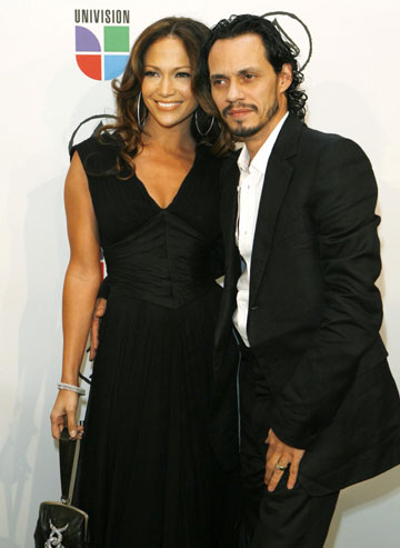 Singer Marc Anthony (R) and wife, singer and actress Jennifer Lopez, arrive at the 7th annual Latin Grammy Awards in New York November 2, 2006.