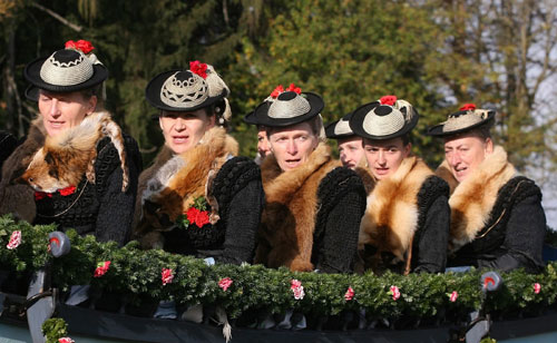 Farmers' wives dressed in traditional Bavarian costume ride in a wooden carriage on the way to the church of Bad Toelz during the Leonhard procession November 6, 2006.