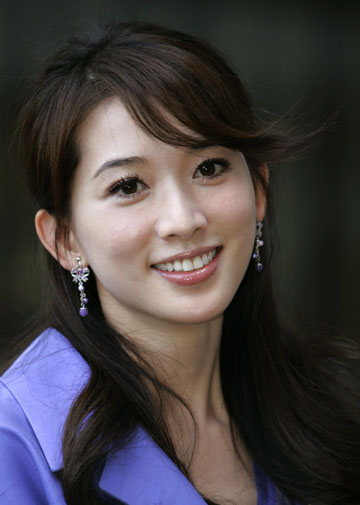 Taiwan supermodel Lin Chi-ling poses as she attends a news conference for the upcoming 51st Asia Pacific Film Festival, in which she will be one of the hosts, in Taipei November 8, 2006.