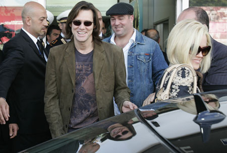 U.S. actor Jim Carrey (L) and his girlfriend Jenny McCarthy arrive at the Ciampino airport in Rome November 16, 2006. 