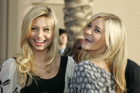 Teen pop stars Aly (L) and AJ arrive at the 2006 American Music Awards November 21, 2006 in Los Angeles. 