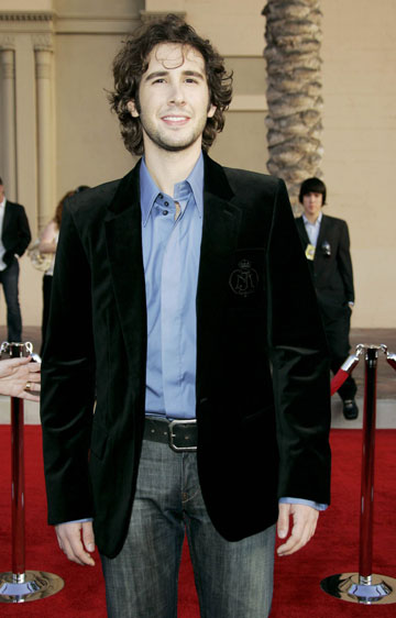 Singer Josh Groban arrives at the 2006 American Music Awards November 21, 2006, in Los Angeles.