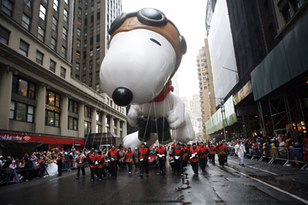 Participants march during the start of the Macy's Thanksgiving Day parade in New York November 23, 2006.