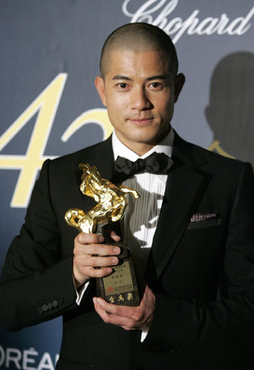 Hong Kong actor Aaron Kwok displays the trophy after winning the Best Leading Actor award during the 43rd Golden Horse Awards in Taipei November 25, 2006.