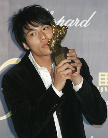 Taiwan actor Bryant Chang poses with his trophy after winning the Best New Performer award during the 43th Golden Horse Awards in Taipei November 25, 2006.