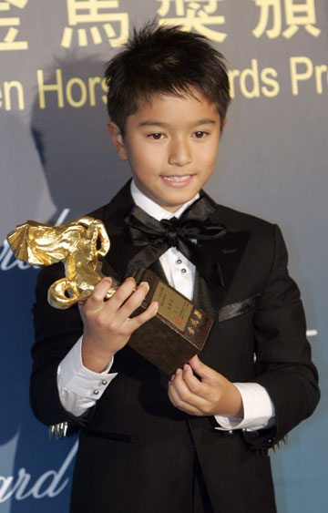 Hong Kong actor Goum Ian Iskandar poses with his trophy after winning the Best Supporting Actor award during the 43th Golden Horse Awards in Taipei November 25, 2006.