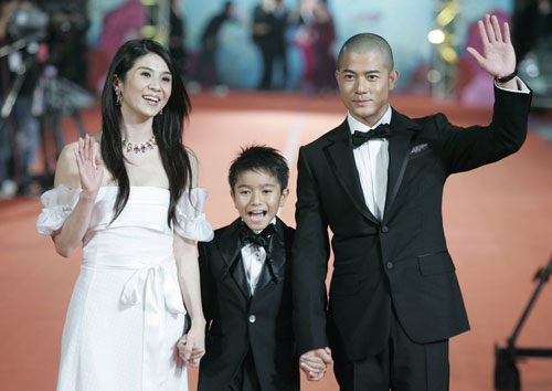 Hong Kong actors Charlie Yeung (L), Aaron Kwok (R) and Goum Ian Iskandar attend the Golden Horse Award in Taipei November 25, 2006.