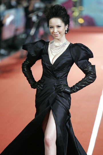Taiwanese actress Teng Shin poses at the Star Boulevard during the Golden Horse Award in Taipei November 25, 2006.