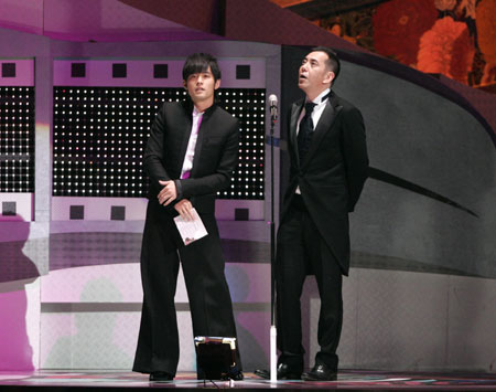 Taiwan singer Jay Chou (L) and Hong Kong actor Anthony Wong host the 43rd Golden Horse Awards in Taipei November 25, 2006.