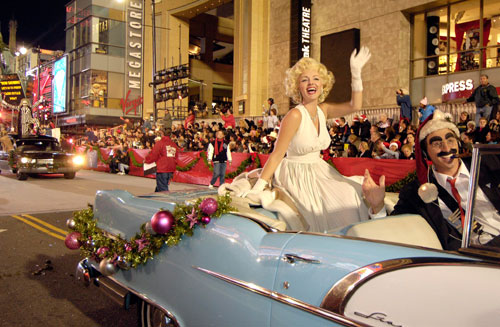 An actress dressed up as Marilyn Monroe waves to spectators during the 75th Annual Hollywood Christmas Parade in Hollywood city, California, the United States, Nov. 26, 2006.