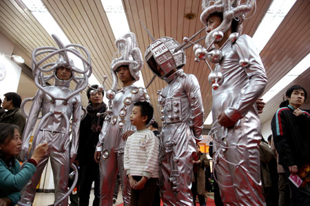 Visitors look at models whose clothes were made out of environment-friendly materials at the first China Beijing International Cultural and Creative Industry Expo yesterday. The event, a visual, creative and ideological feast integrating culture, creativity and modern technology for the cultural and creative industrial circles both at home and abroad, aims to provide a platform for domestic and foreign investors to boost the development of the nation's creative industry.
