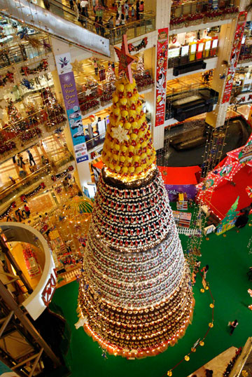 A 21-metre Christmas tree made out of 1,390 Looney Tunes dolls is displayed at a shopping mall in Jakarta December 22, 2006. Shopping malls across Indonesia have been decorated for the Christmas and year-end festivities.