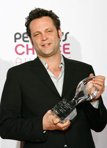Vince Vaughn poses backstage with his award after winning favorite leading man at the 33rd annual People's Choice Awards in Los Angeles, California January 9, 2007.