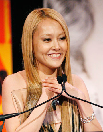Actress Rinko Kikuchi accepts an award for Breakthrough Performance during the 2006 National Board of Review of Motion Pictures Awards gala in New York January 9, 2007. 