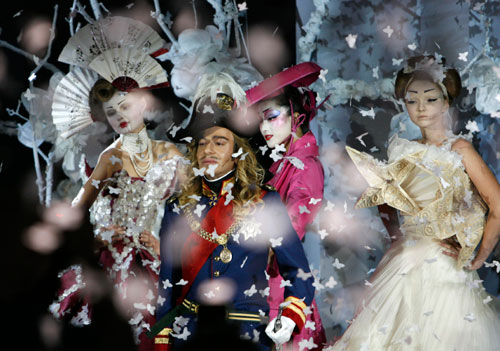 British designer John Galliano stands with models at the end of his show for French fashion house Dior at the Spring-Summer 2007 Haute Couture collection in Paris, January 22, 2007.