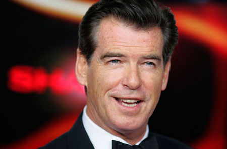 Actor Pierce Brosnan arrives at the red-carpet for the 'Goldene Kamera' award given by a popular German television magazine in Berlin February 1, 2007.