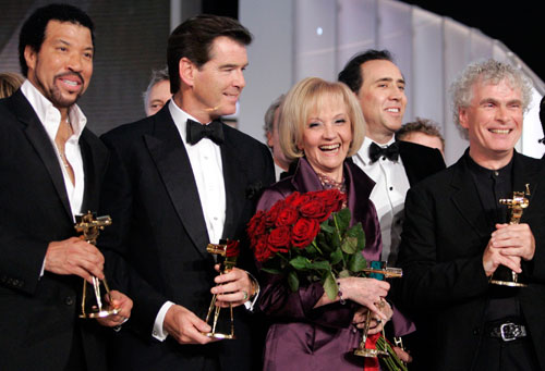 Singer Lionel Richie, actor Pierce Brosnan, Swiss-born actress Liselotte Pulver, actor Nicolas Cage and Conductor Sir Simon Rattle (L-R) pose for the media during the 'Goldene Kamera' award given by a popular German television magazine in Berlin February 1, 2007.