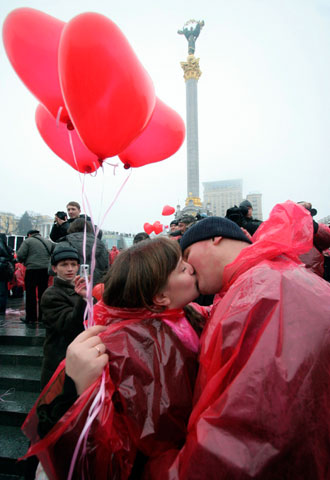 A couple kisses during a flashmob action organised by former Prime Minister Yulia Tymoshenko's block on the occasion of Valentine's Day in Kiev February 14, 2007. 