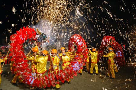Chinese dragon dancers perform to celebrate Yuan Xiao Jie, or Lantern Festival, in Taijiang, Southwest China's Guizhou Province, March 3, 2007. The Lantern Festival, the last day of the Chinese Lunar New Year, falls on March 4 this year.