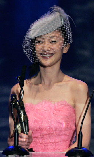 Chinese actress Zhou Xun holds her trophy at the Hong Kong Film Awards in Hong Kong April 15, 2007. Zhou won the best supporting actress award for her role in 