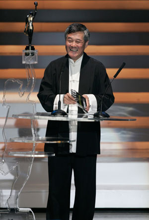Chinese mainland actor Zhao Ben-shan presents an award at the Hong Kong Film Awards in Hong Kong April 15, 2007.