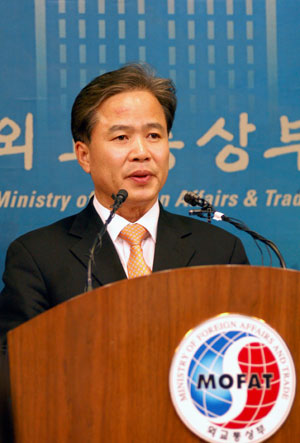 Cho Byung-je, head of the North American affairs bureau of South Korea's foreign ministry, speaks at a news conference in Seoul April 17, 2007, after it was reported that the gunman who killed 32 people and then himself at Virginia Tech university on Monday was identified by police as Cho Seung-Hui, a South Korean studying at the university. Police said Cho was 23 and was studying English literature. They gave no motive for the shooting rampage, the worst in U.S. history.