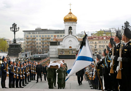 Guards carry the coffin of former Russian President Boris Yeltsin into the Christ the Saviour Cathedral in Moscow April 24, 2007.