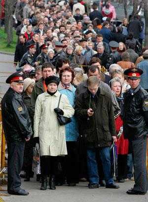 People line up at the Christ the Saviour Cathedral in Moscow to pay their last respects to former Russian President Boris Yeltsin April 24, 2007. 