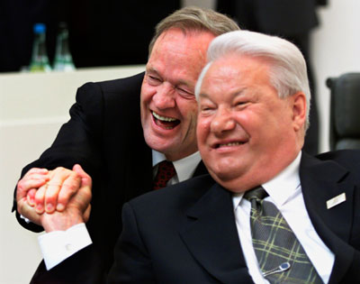 Russian President Boris Yeltsin (R) shakes hands with Canadian Prime Minister Jean Chretien before the final G-8 Summit declaration in Cologne, Germany in this June 20, 1999 file photo. Former Russian president Yeltsin, who clambered on to a tank to bury the Soviet Union, then led Russia falteringly through its first years of independence, died on April 23, 2007 aged 76.