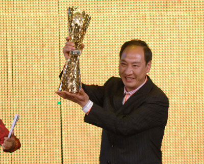 Sun Haiping holds up the trophy for the Coach of the Year during the 2007 China Top Ten Benefiting Laureus Sports For Good award ceremony in Changsha, May 12, 2007.