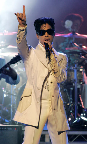 Musician Prince performs at the taping of the National Council of La Raza's ALMA awards in Pasadena, California June 1, 2007.