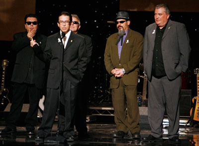 Members of the music group 'Los Lobos' accept the 2007 ALMA awards' Pioneer in Music award at the taping of the ALMA awards in Pasadena, California June 1, 2007. The show honors achievements by Latino artists in music,film and television will be telecast in the US on the ABC television network June 5.