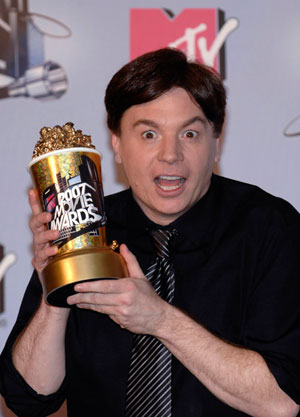 Actor Mike Myers, who won the MTV generation award, poses for photographers at the 2007 MTV Movie Awards in Los Angeles, California June 3, 2007.