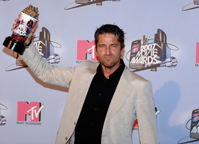 Actor Gerard Butler, who won the award for best fight, poses for photographers at the 2007 MTV Movie Awards in Los Angeles, California June 3, 2007.