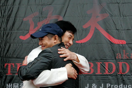 Movie stars Jackie Chan (L) and Jet Li hug during a news conference for the movie 
