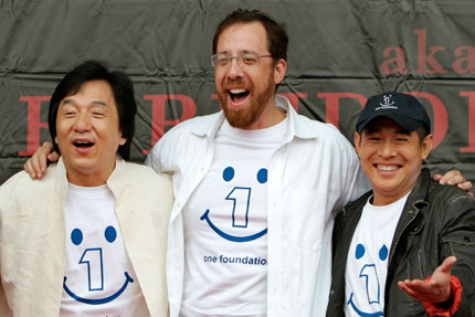 Movie stars Jackie Chan (L) and Jet Li (R) pose with director Rob Minkoff during a news conference for the movie 