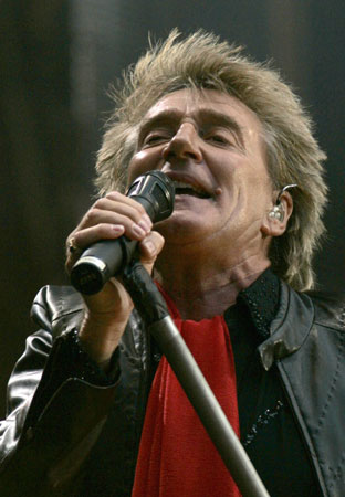 Rod Stewart performs during the Concert for Diana at Wembley Stadium in London July 1, 2007. An international lineup of pop stars paid tribute to Princess Diana on Sunday at a memorial concert watched by her sons Princes William and Harry and a crowd of 60,000 at London's Wembley Stadium.