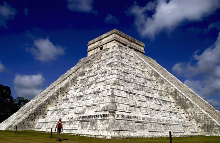 The Kukulkan pyramid stands at the Mayan ruins of Chichen Itza in Mexico's Yucatan peninsula July 7, 2007. Chichen Itza is one of the contenders of the new seven Wonders of the World.